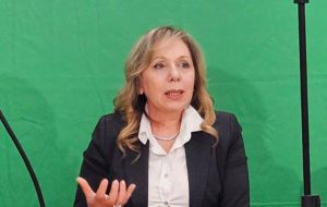 Strade colabrodo: mattonella divelta fatale per ex assessora: frattura di naso ed orbita
