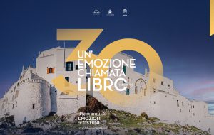 Bernardo Giorgio Mattarella e Roberto Garofoli aprono ufficialmente “Un’emozione chiamata libro” 1995 – 2025: Trent’anni di emozioni a Ostuni