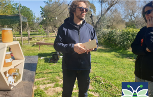 Mani nel legno, occhi sul futuro, a Acqua20 i ragazzi di Linfa costruiscono gli espositori per il loro miele