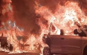 Auto in fiamme nella notte al rione Sant’Elia: danni anche a un palazzo