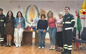 I Vigili del Fuoco al fianco di Viva Vittoria: donati gomitoli di lana contro la violenza sulle donne