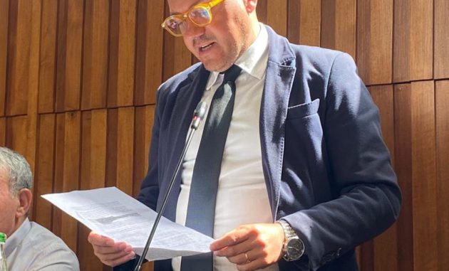 Antonino: “i cambi di casacca non blocchino la città. Ai cittadini servono risposte, non giochi di palazzo”