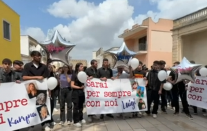 Torchiarolo e il giorno del lutto: l’ultimo abbraccio a Luigi, Sara e Karina