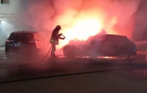 Auto in fiamme nella notte al rione Sant’Elia: cinque intossicati, eroi tre agenti delle Volanti