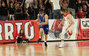 Rimini ribalta l’inerzia nel secondo tempo e si porta sul 2-0. La serie si trasferisce a Brindisi