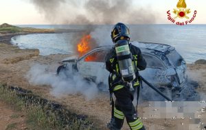 Incendio auto in movimento a Lido Presepe: intervento dei Vigili del Fuoco di Brindisi