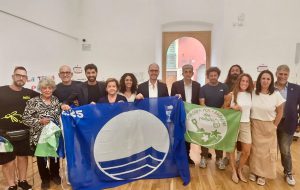 Fasano celebra l’eccellenza della sua costa: consegnate agli operatori balneari le Bandiere Blu e Verdi 2025