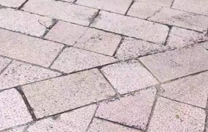 Ripulite le basole su viale Mennitti (Via del Mare)