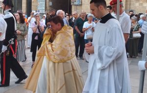 Brindisi, l’appello dell’arcivescovo Intini al termine della processione del Corpus Domini: “Facciamo udire la nostra voce per la pace”