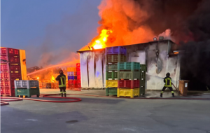 Fiamme e fumo nero nelle campagne di San Pietro Vernotico: incendio in un deposito di plastica, ore di lavoro per i vigili del fuoco