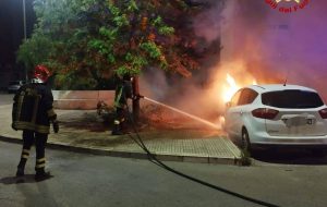Notti di incendi a Brindisi e Francavilla: due auto distrutte dalle fiamme