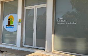 A tu per tu con con i ricercatori: apre il laboratorio archeologico di Torre Guaceto, fino al 30 giugno si potrà assistere ai microscavi sulle urne cinerarie della riserva