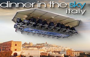 Ostuni tocca il cielo con Dinner in the sky: dal 16 al 19 luglio un’esperienza unica a 50 metri d’altezza