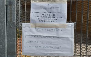Seggi trasferiti e disorientamento alle urne: Brindisi ancora una volta nel caos