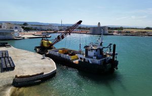 Porto di Villanova, al via il dragaggio. “Un giorno storico per il porticciolo turistico della Città Bianca”