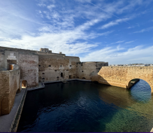 Al Castello Alfonsino – Forte a Mare cambia l’orario delle visite: a luglio appuntamenti alle ore 11 e al tramonto per vivere la fortezza nella sua luce più suggestiva