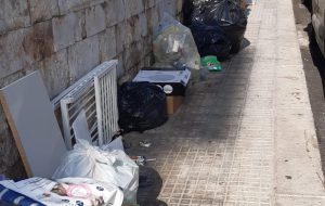 Degrado in Via dei Mille: i residenti denunciano abbandoni continui davanti al Castello Svevo