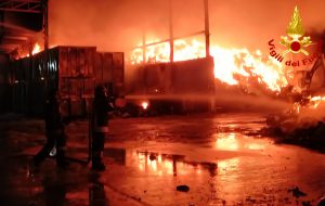 Incendio alla Eco Ambiente Sud: situazione sotto controllo. Applausi all’intervento tempestivo dei Vigili del Fuoco ed all’informazione esemplare del Comune di Fasano
