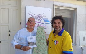 Marco Greco e brundisium.net  consegnano uno strumento musicale alla Comunità Futura di Latiano