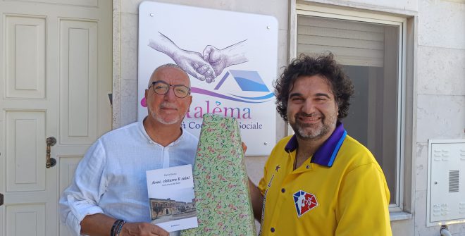 Marco Greco e brundisium.net  consegnano uno strumento musicale alla Comunità Futura di Latiano