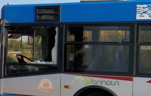 Caos sulla litoranea nord: autobus STP danneggiato, autista in Questura. Tutto ancora da chiarire
