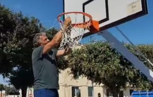 Ex nazionale sistema il canestro sotto il sole: Roberto Cordella, una vita nel basket
