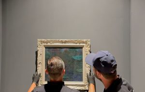 «Le maître monsieur Monet è fra noi!» e introduce la Grande Mostra allestita nel castello di Mesagne