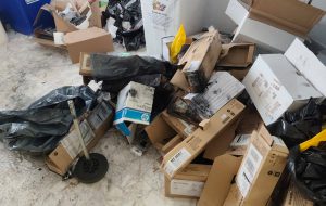 Brindisi, degrado negli uffici comunali: rifiuti, toner esausti e sporcizia. Pioggia di commenti indignati sui social: “Lo specchio della città”
