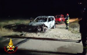 Due incendi auto nella notte: vigili del fuoco in azione sulla SP80 e in via Mantegna