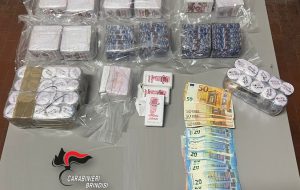10 Kg di hashish in una roulotte del villaggio turistico: due arresti ed una denuncia