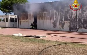 Incendio devasta hangar: quattro aerei distrutti, un ferito grave
