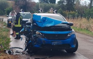 Schianto sulla SP29 a Carovigno: auto contro autocarro, un ferito