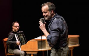 Teatro Madre Festival 2025: martedì 12 agosto “Nel Blu – Avere tra le braccia tanta felicità” di Mario Perrotta