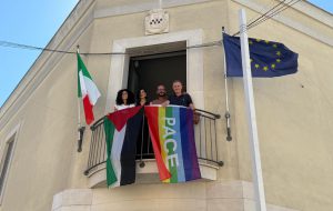 San Michele Salentino fa sventolare la Pace e la Palestina sul Municipio