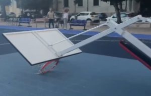 Paura in centro a Brindisi: il vento abbatte un canestro in Piazza Santa Teresa