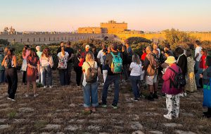 Dopo il grande successo della passeggiata all’alba, ritorna l’emozione al Castello Alfonsino – Forte a Mare tra storia e natura