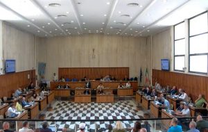 Approvato il piano di risanamento della BMS: decisiva la presenza in aula della “incompatibile” Vantaggiato