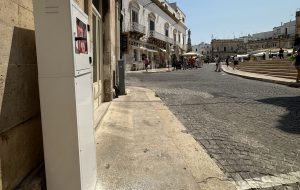 Ostuni: installato un nuovo defibrillatore su Corso Mazzini, nei pressi di Piazza della Libertà e via Cattedrale
