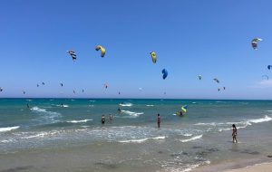Kitesurf tra i bagnanti, scattano le sanzioni amministrative della Guardia Costiera