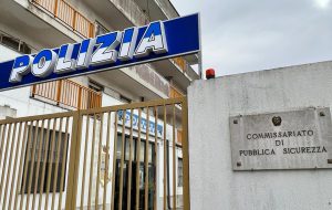 Tenta di investire poliziotto: identificato ed arrestato