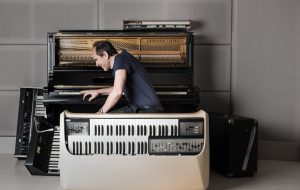 Venerdì 5 settembre a Mesagne “Tutti”, una performance musicale itinerante di Ferdinando Arnò
