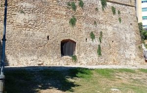 Il Bastione in erba di Porta Lecce: il coraggio di indignarci. Di Vincenzo Albano