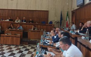 Opposizioni Brindisi: “in consiglio preavviso di sfratto per gli assessori che non ‘condividono’ le scelte. Siamo all’ennesima farsa”