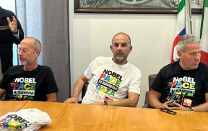 Consegnate le t-shirt destinate agli operatori della Asl Brindisi per sostenere la candidatura al Premio Nobel per la Pace ai bambini di Gaza