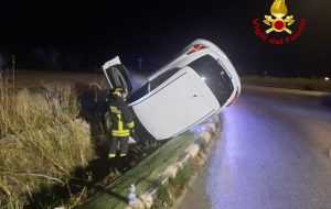 Auto fuori strada alla rotonda per Serranova: due feriti lievi