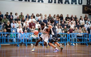 La Dinamo dà spettacolo e infiamma il PalaZumbo: battuta Matera 81-74