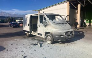 Assalto armato al Centro Agroalimentare di Fasano: colpi di pistola, furgone in fiamme e banditi in fuga