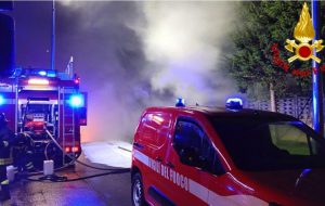 Brindisi, nuovo incendio di rifiuti nella zona industriale: Vigili del Fuoco al lavoro