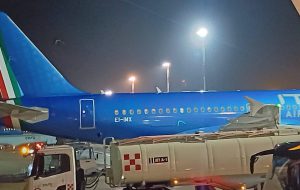 Cancellato il volo per Roma delle 11.15: Aeroporti di Puglia rimanda la decisione a ITA Airways. Scoppia lo scontro politico
