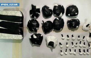 Casa trasformata in luogo di spaccio: due arresti, sequestrato oltre un kg di cocaina